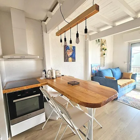 Front De Avec Balcon Vue Ocean !